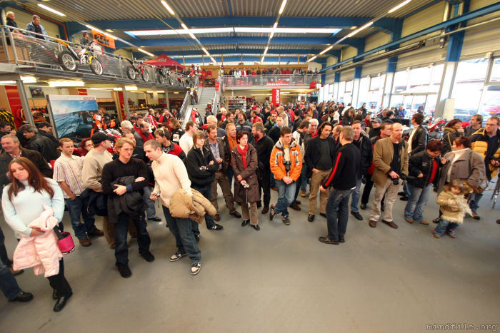 Besucher der Ducati 1098 Premiere im BLM-Verkaufsraum