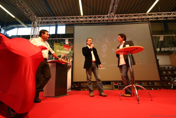 Didi Brandl von BLM, Ducati Superbike-Teamchef Paolo Ciabatti,
galanter Moderator (vlnr)