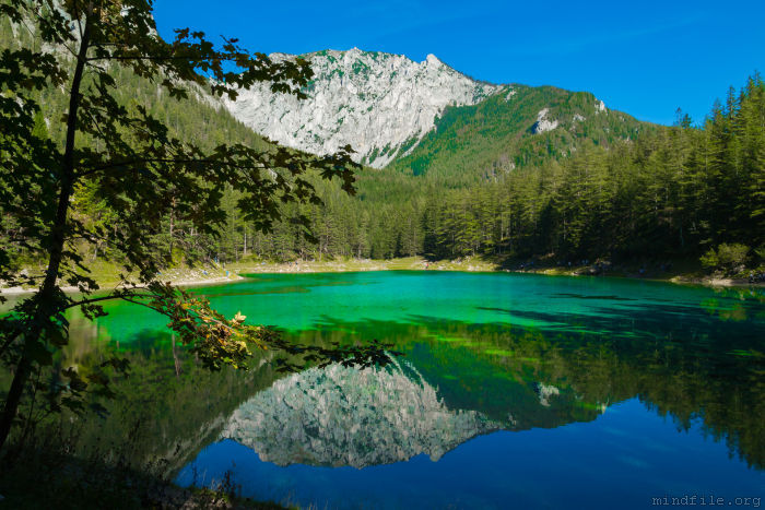 Gr&uuml;ner See mit Me&szlig;nerin im Hintergrund, aufgenommen im September 2014