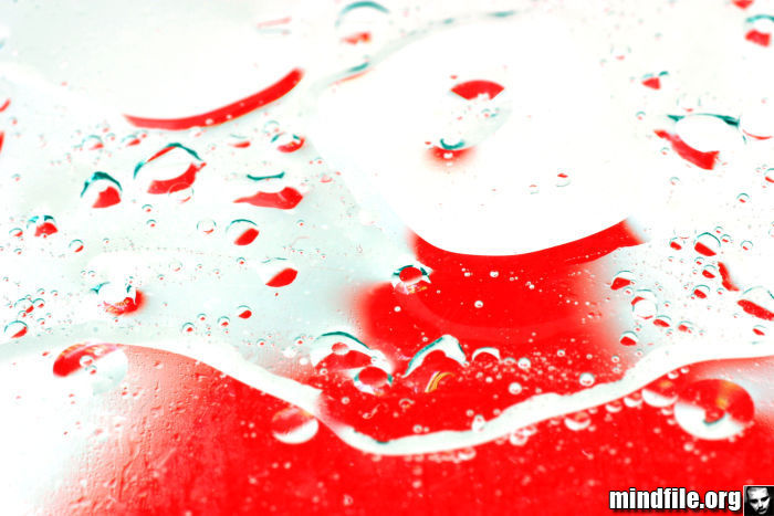 Abstraktes Bild aus &Ouml;l und Wasser auf einer Glasplatte