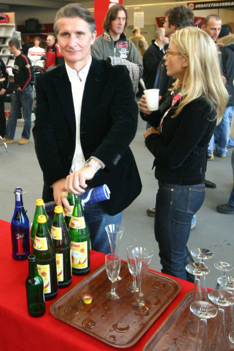 Paolo Ciabatti, Ducati Superbike-Teamchef, an der
Tr&auml;nke