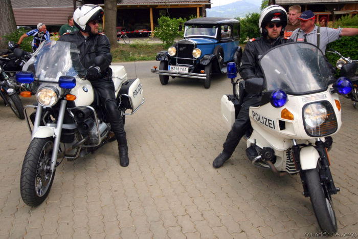 Stilecht: Hochw&uuml;rden kam im Oldtimer, eskortiert von
zwei Polizeimaschinen
