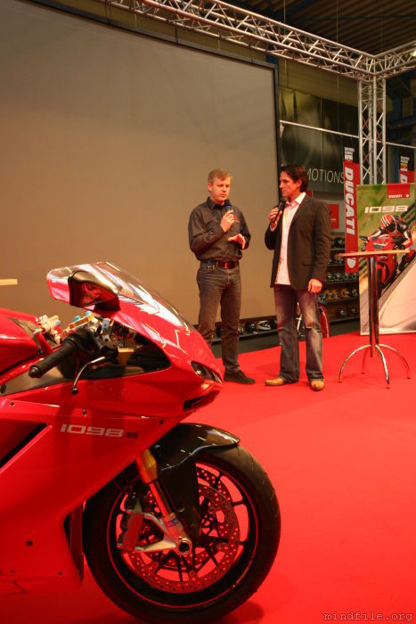 Ronald M&auml;rz (links), BLM-Eigent&uuml;mer, spricht
&uuml;ber die Ducati 1098