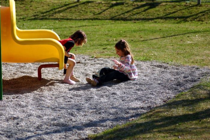 Auf dem Spielplatz: Das eigentliche Motiv der spielenden Kinder
ist verschwindend klein