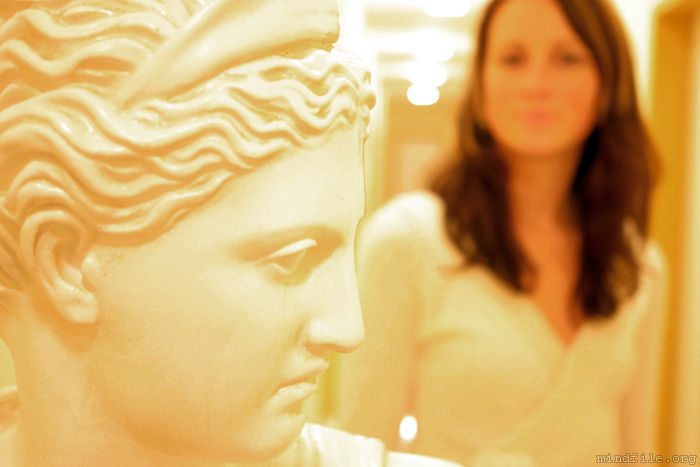 Meine Schw&auml;gerin Sonja mit einer r&ouml;mischen Statue