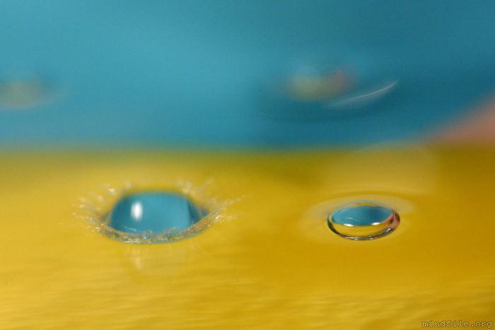 Einschlag eines Wassertropfens (Makroaufnahme)