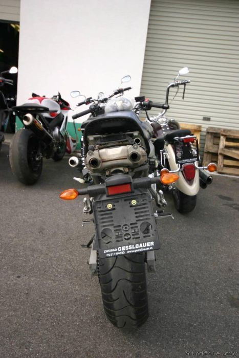 Das
verbogene Heck der FZ6 Fazer nach dem Unfall