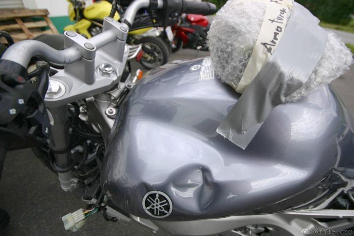 Der
zerbeulte Tank der FZ6 Fazer nach dem Unfall